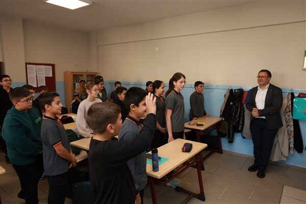 Derince Belediye Başkanı Av. Sertif Gökçe, ilçedeki okulları ziyaret etmeye