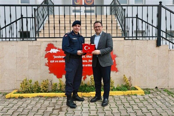 Beraberinde belediye başkan yardımcıları ve meclis üyeleri ile birlikte ziyaretlerde