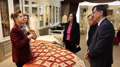 Başkan Kahveci, galeride sergilenen eserler, çalışmalar ve tasarım süreci hakkında