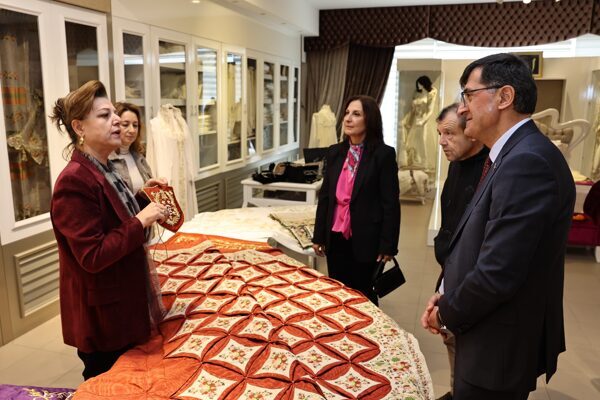 Başkan Kahveci, galeride sergilenen eserler, çalışmalar ve tasarım süreci hakkında