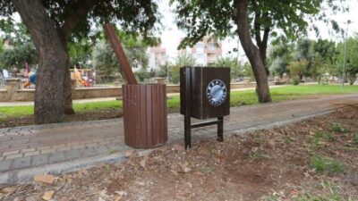 Park ve sosyal alanlara konulan ayaklı metal çöp kovaları, Park