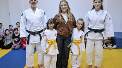 Konak Belediye Başkanı Nilüfer Çınarlı Mutlu, judo kursuna devam eden