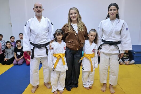Konak Belediye Başkanı Nilüfer Çınarlı Mutlu, judo kursuna devam eden