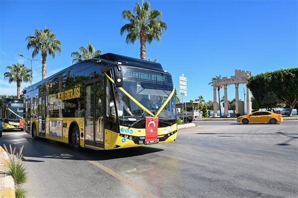 Başkan Seçer, 18 Elektirikli Otobüsün Hizmete Alım Töreni’ne katıldı Başkan Seçer törende yaptığı konuşmasında, Büyükşehir’in 272 otobüs eklenen filosuyla