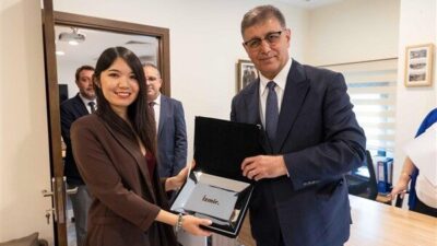 İzmir Büyükşehir Belediye Başkanı Cemil Tugay, Çin’den gelen ziyaretçilere her