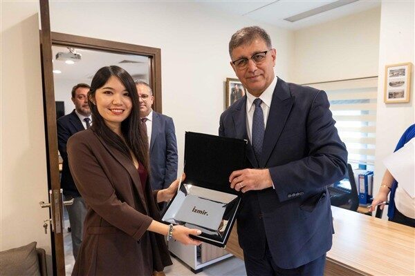 İzmir Büyükşehir Belediye Başkanı Cemil Tugay, Çin’den gelen ziyaretçilere her