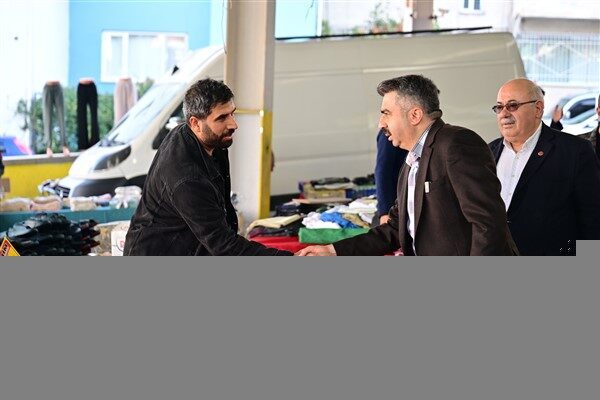 Başkan Yılmz, esnafla birlikte kurulan sofrada kahvaltı yaparak sohbet etti.