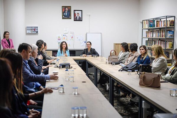 İzmir Büyükşehir Belediye Başkanı Dr. Cemil Tugay’ın eşi Öznur Tugay’ın