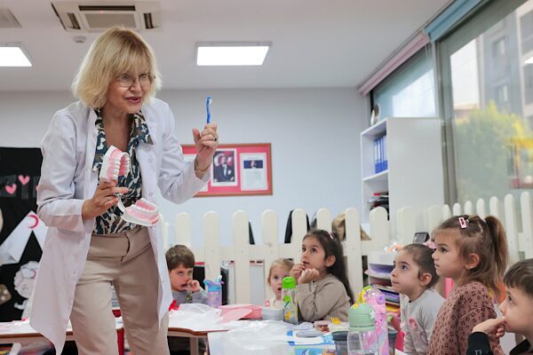  Buca'da ilçedeki çocukların ağız ve diş sağlığı bilincini artırmak amacıyla Yarı