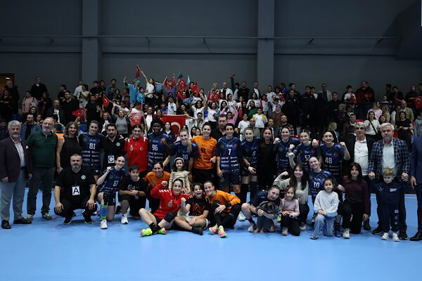 Kadınlar Hentbol Süper Ligi’nde lider konumda bulunan Bursa Büyükşehir Belediyespor,