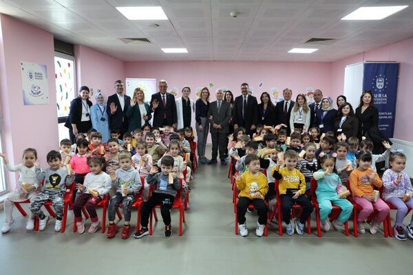 Bursa’da çocuklara diş sağlığı konusunda eğitim verildi Bursa Büyükşehir Belediyesi, toplumda ağız ve diş sağlığı konusunda farkındalık