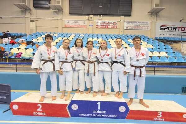 Bursalı Judocular Edirne’den 14 madalya ile döndü Edirne’de düzenlenen Uluslararası Judo Müsabakası’nda Gemlik Belediyespor Judo Takımı sporcuları,
