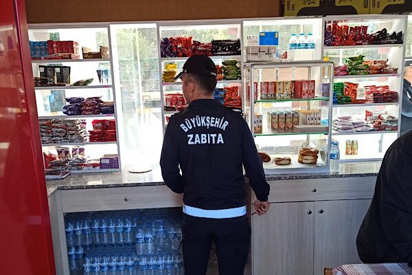 Trabzon Büyükşehir Belediyesi Zabıta Dairesi Başkanlığı ekipleri, okul kantinlerindeki denetimlerini