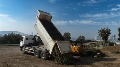 İzmir'de park ve bahçelerdeki yeşil atıklar kompost gübreye dönüştürülerek yeniden