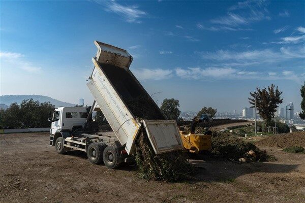 İzmir'de park ve bahçelerdeki yeşil atıklar kompost gübreye dönüştürülerek yeniden