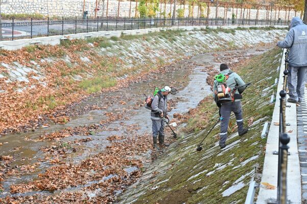 Isparta Belediyesi Temizlik İşleri Müdürlüğü tarafından bir yandan mahallelerde ve