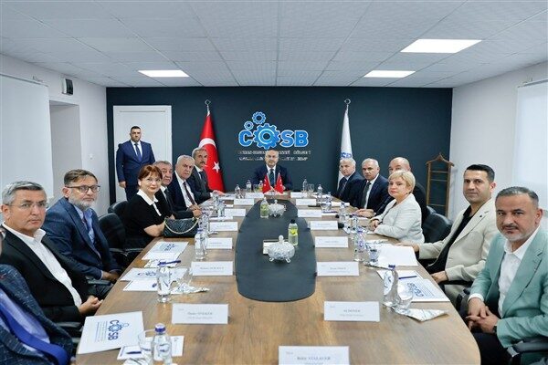 Adana Valisi Yavuz Selim Köşger, toplantı öncesinde Ceyhan Organize Sanayi Bölgesi