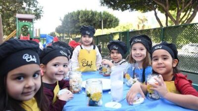 Minikler düzenlenen etkinlikte öğretmenleri eşliğinde turşu kurdu. Öğrenciler ilk olarak