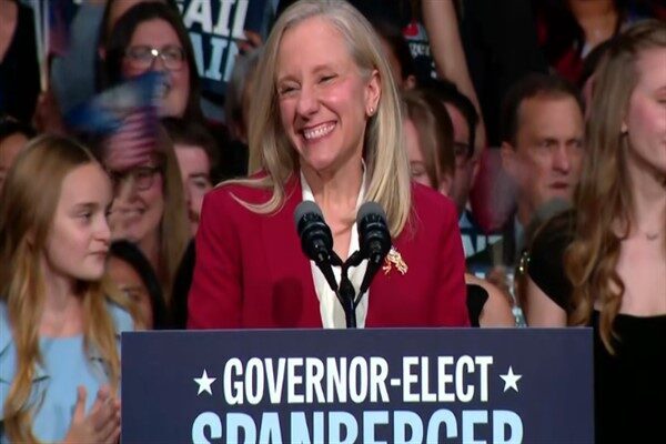 Spanberger, eski kongre üyesi ve CIA görevlisi, eyaletin Cumhuriyetçi Vali