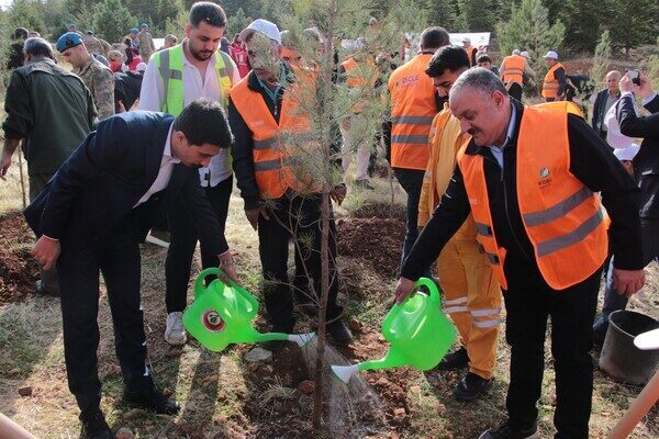DEPSAŞ Enerji’den Makam Dağı’na 3 bin fidanlık yeşil dokunuş Doğa dostu etkinlikte öğrencilerle birlikte fidan diken DEPSAŞ Enerji Genel