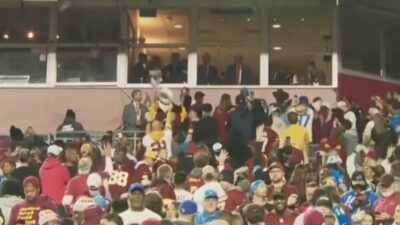 ABD Başkanı Donald Trump, Pazar günü Washington Commanders-Detroit Lions maçına