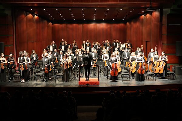 EBB Senfoni Orkestrası, şef Giovanni Pompeo yönetiminde ve trompet sanatçısı