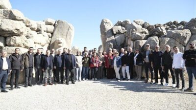 Çeşitli il ve ilçelerden belediye başkanlarının yanı sıra belediye meclis