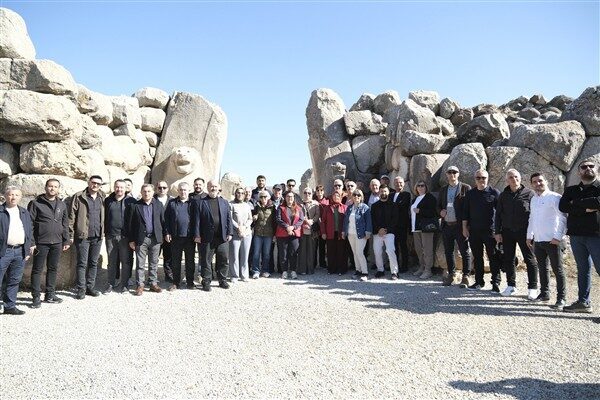 Çeşitli il ve ilçelerden belediye başkanlarının yanı sıra belediye meclis