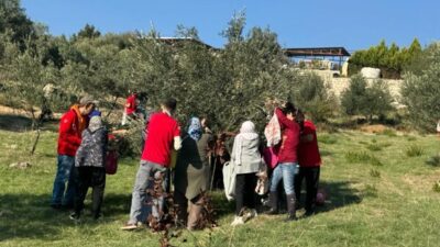 İzmir’de yaşayan engelli yurttaşlar ve yakınları, İzmir Büyükşehir Belediyesi Engelli