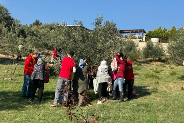 İzmir’de yaşayan engelli yurttaşlar ve yakınları, İzmir Büyükşehir Belediyesi Engelli