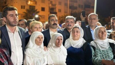 Eş Başkan Hatun, Akdeniz Belediyesi eş başkanlarının duruşmasına katıldı Mersin’de Akdeniz Belediyesi'ne kayyım atanmasının ardından görevden alınarak tutuklanan Belediye