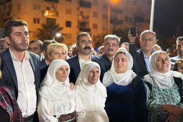 Eş Başkan Hatun, Akdeniz Belediyesi eş başkanlarının duruşmasına katıldı Mersin’de Akdeniz Belediyesi'ne kayyım atanmasının ardından görevden alınarak tutuklanan Belediye