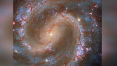 ESA'dan yapılan açıklamada, "Bu galaksi, küçük bir teleskopla bakıldığında son