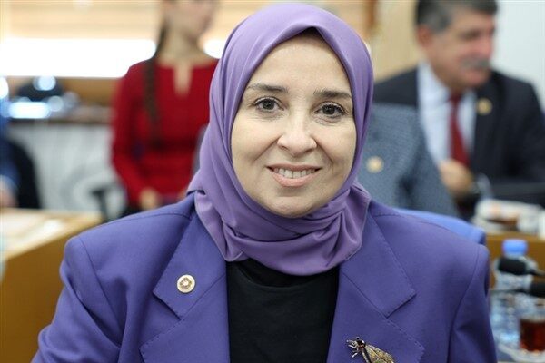 Esen, yardımların sürdürülebilir sosyal politikalarla desteklenmesi gerektiğini belirterek, “Biz, yardımlarla