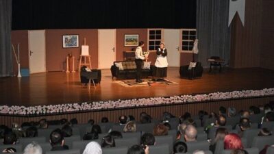 Tiyatro gösterimi öncesi Isparta Belediyesi Şehit Tiyatroları Galası yapıldı. Düzenlenen