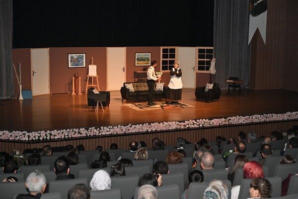 Tiyatro gösterimi öncesi Isparta Belediyesi Şehit Tiyatroları Galası yapıldı. Düzenlenen