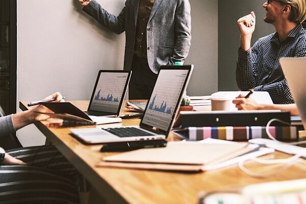 Altın fiyatlarının son günlerde klasik bir “yükseliş-gerileme” modelini izlediğine dikkat