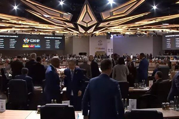 Açılış günü, ABD Başkanı Donald Trump'ın kayda değer yokluğuyla tanımlanıyor.