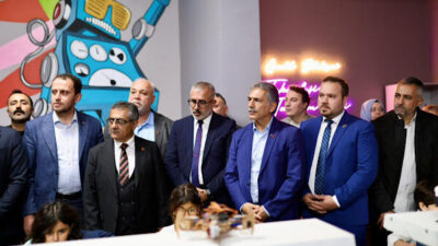 Açılışa Gemlik Belediye Başkanı Şükrü Deviren, belediye başkan yardımcıları, İlçe