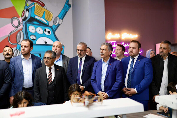 Açılışa Gemlik Belediye Başkanı Şükrü Deviren, belediye başkan yardımcıları, İlçe