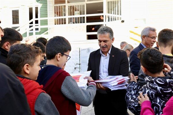 Kentimizin gururu Gemlikspor’un forma dağıtım çalışmaları, ilçe genelindeki okullarda öğrencilerle