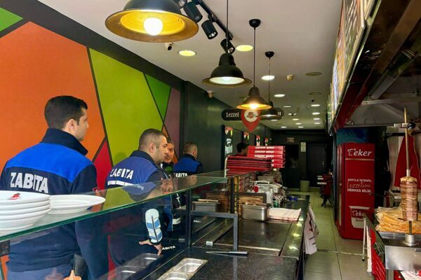 Denetimlerde, işletmelerin genel hijyen kurallarına uyumu, dönerin pişirildiği ocaklar ile