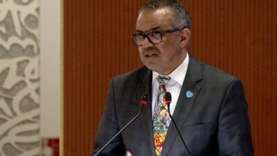 DSÖ Genel Direktörü Ghebreyesus, salgınların toplumlarda başlayıp, toplumlarda sona erdiğini,