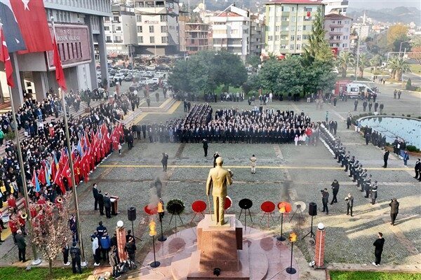 Anma töreni Valilik önünde yapıldı. Giresun Belediye Başkanı Fuat Köse’nin da