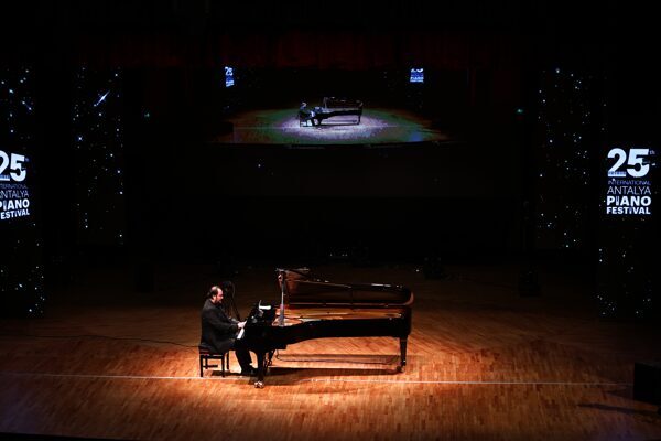 Antalya Büyükşehir Belediyesi'nin 25'incisini düzenlediği Uluslararası Antalya Piyano Festivali'nde Gökhan