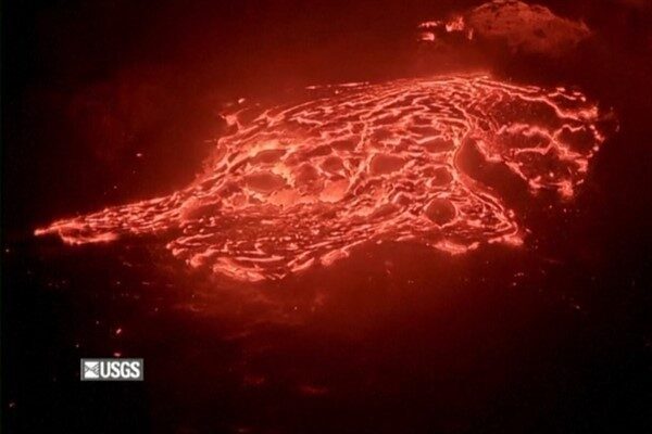 Bu yanardağ, Hawaii Yanardağlar Milli Parkı içinde periyodik patlamalarına devam