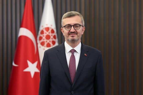 Cumhurbaşkanlığı İletişim Başkanı Burhanettin Duran, Türk sanat müziği sanatçısı Muazzez