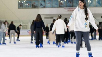 İzmir Büyükşehir Belediyesi’nin Bornova Aşık Veysel Rekreasyon Alanı’ndaki Buz Sporları