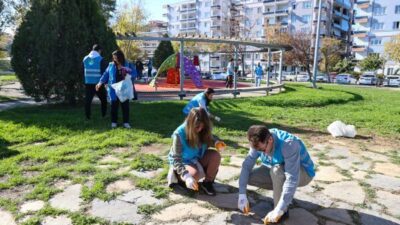 Buca Belediyesi, İzmir Doğaseverler gönüllüleri ile birlikte park temizliği gerçekleştirdi.