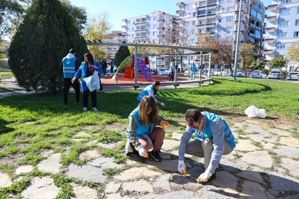 Buca Belediyesi, İzmir Doğaseverler gönüllüleri ile birlikte park temizliği gerçekleştirdi.